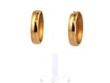 une paire de boucles d'oreilles en or sur fond blanc
