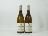 deux bouteilles de vin posées l'une à côté de l'autre sur une table