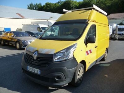 une camionnette jaune garée dans un parking