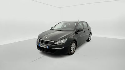 La voiture noire est garée dans une pièce blanche au sol blanc.
