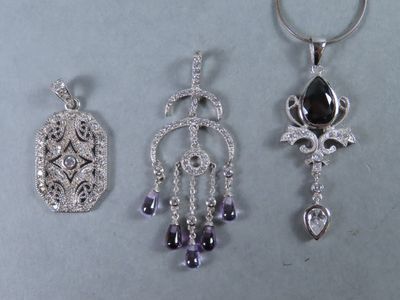 trois types de bijoux différents sont présentés sur un fond gris