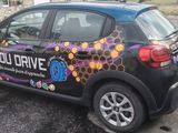 une petite voiture garée sur le bord de la route
