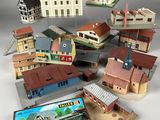 beaucoup de petits trains et de bâtiments en jouets sur la table