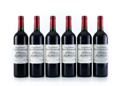 six bouteilles de vin rouge sont alignées
