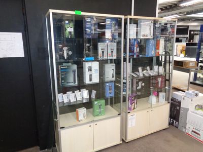 une vitrine contenant de nombreux téléphones portables