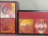 deux tableaux encadrés, de couleurs et de motifs différents, accrochés au mur
