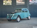 une petite voiture garée dans un garage