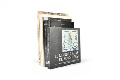 trois livres sont empilés sur une surface blanche