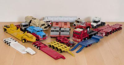 beaucoup de petits camions jouets posés sur une table