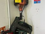 un faisceau de fils fixés au mur