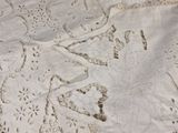 un gros plan sur une nappe ornée d'un motif floral