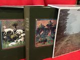 trois livres reliés en tissu rouge et contenant des illustrations de chevaux