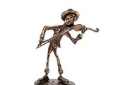 une figurine en bronze représentant un homme jouant du violon