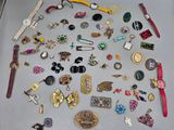 de nombreux types de broches différents posés sur la table
