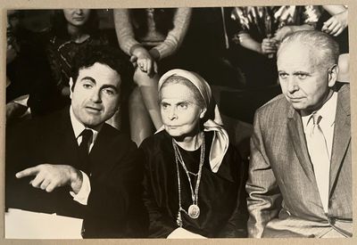 Photographe inconnu. Guy Béart, Elsa Triolet et Louis Aragon…