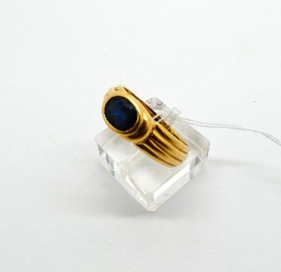 l'image d'une bague en or ornée d'une pierre bleue