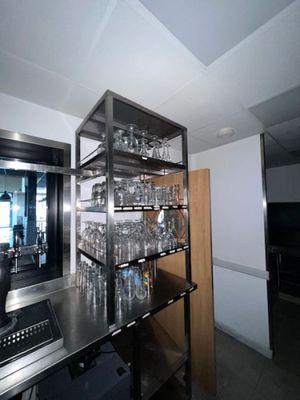 de nombreux verres sur les étagères de la cuisine