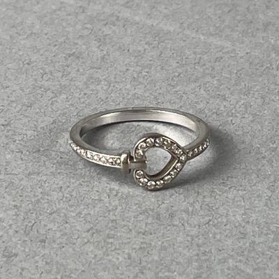 un gros plan d'une bague en argent ornée d'un cœur