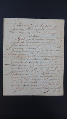 une feuille de papier sur laquelle on peut écrire, posée sur une table