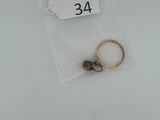 une bague et une paire de bagues en or dans un sac