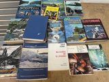 beaucoup de livres posés sur un banc