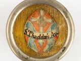 une image représentant un bouton orné d'une croix