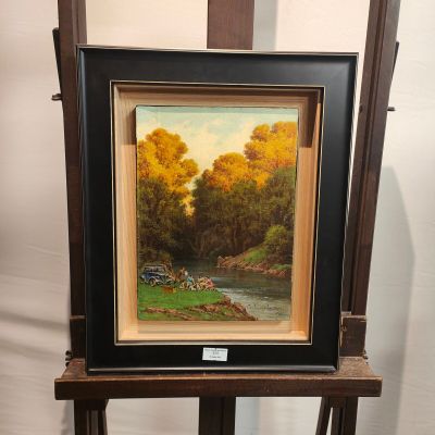 une peinture à l'huile représentant un paysage avec une rivière et des arbres en arrière-plan