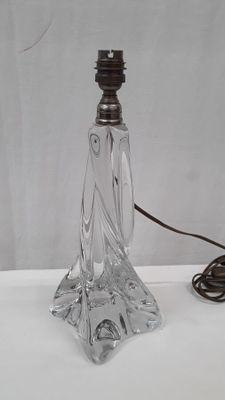 une petite bouteille en verre à laquelle est attachée une cordelette