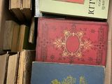 une boîte pleine de livres posée sur une table