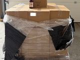une grande pile de cartons sur une palette dans un entrepôt