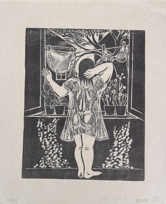 un dessin en noir et blanc représentant une femme debout devant une fenêtre