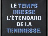 une affiche noire et bleue portant l'inscription « Le temps s'érige, étendard de la tendresse »