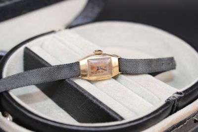 une montre posée dans un écrin sur une table