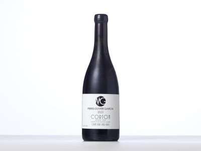 une bouteille de vin posée sur une table