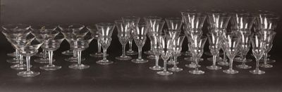 *Service de verres à pied en cristal, la panse est renflée à…