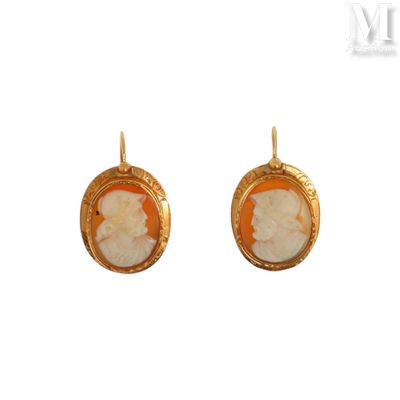 une image représentant une paire de boucles d'oreilles sur laquelle figure le portrait d'une femme