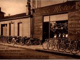 de nombreux vélos garés devant un immeuble, dans la rue