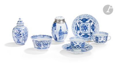 un ensemble d'assiettes et de tasses bleues et blanches