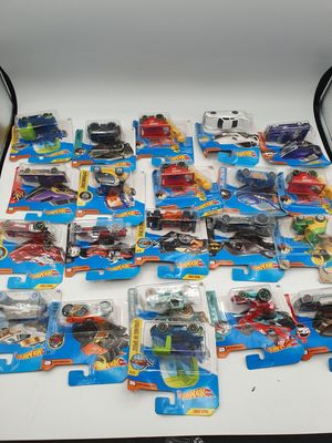 il y a plein de petites voitures sur la table