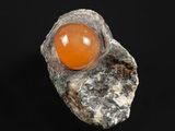 un gros plan d'un rocher contenant une pierre orange