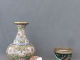 trois vases posés l'un à côté de l'autre sur une table