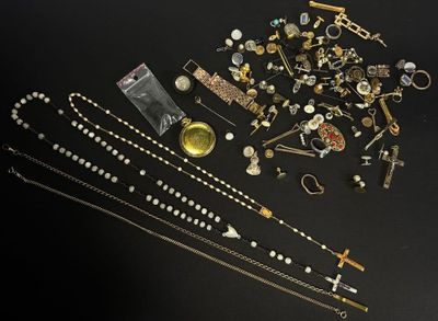 plusieurs types de colliers et de bracelets différents disposés sur une table