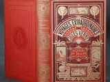 la couverture et le dos d'un livre rouge aux bords dorés