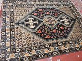 un tapis posé sur le sol de la pièce