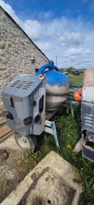 un camion garé dans l'herbe à côté d'un bâtiment