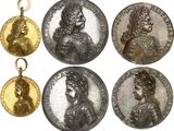 quatre médailles en argent et en or sur lesquelles figurent des portraits de femmes