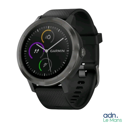 une montre connectée Garmin exposée sur un fond blanc