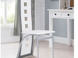 La chaise est blanche et comporte une structure métallique autour de l'assise