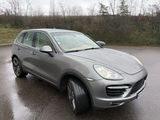 La Porsche Cayenne est garée sur le parking par un jour de pluie.