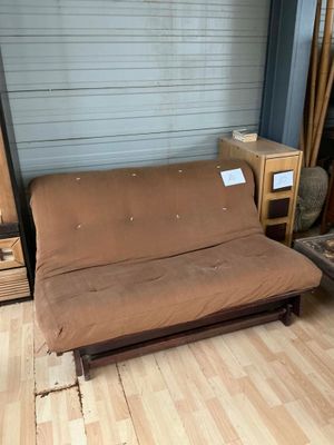un lit futon au milieu d'un parquet